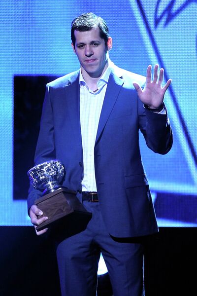 Евгений Малкин с призом Art Ross Trophy на церемонии вручения наград НХЛ в Лас-Вегасе Евгений Малкин с призом Art Ross Trophy на церемонии вручения наград НХЛ в Лас-Вегасе