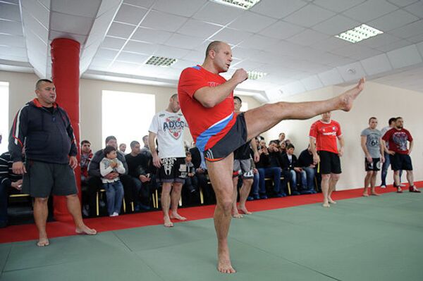 Федор Емельяненко (в центре) Федор Емельяненко (в центре)