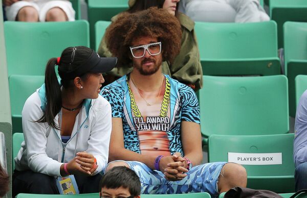 Диджей Редфу, участник дуэта LMFAO, со своей девушкой Диджей Редфу, участник дуэта LMFAO, со своей девушкой