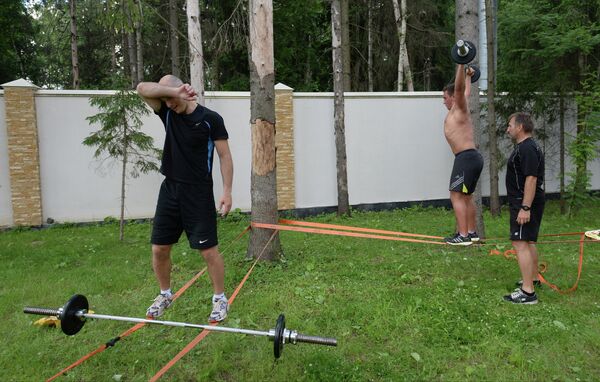 Российские спортсмены Александр Хорошилов, Владислав Новиков и тренер команды по общей физической подготовке Фурлан Само Российские спортсмены Александр Хорошилов, Владислав Новиков и тренер команды по общей физической подготовке Фурлан Само