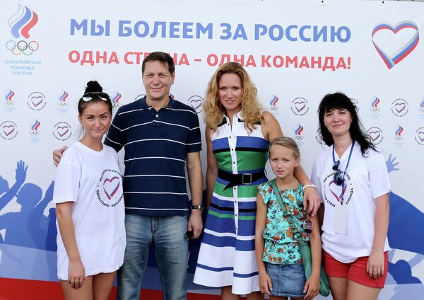 Александр Жуков и Мария Киселева (в центре) Александр Жуков и Мария Киселева (в центре)