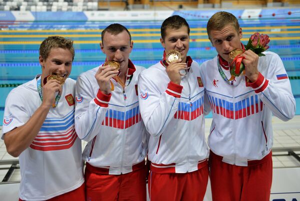 Команда России, завоевавшая золотые медали в финальных соревнованиях по плаванию на дистанции эстафеты 4х100 м комплексом Команда России, завоевавшая золотые медали в финальных соревнованиях по плаванию на дистанции эстафеты 4х100 м комплексом