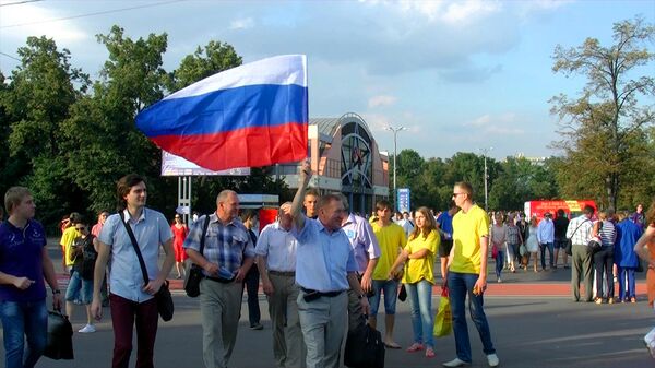Ликующие болельщики Исинбаевой махали флагами и кричали в метро от радости Ликующие болельщики Исинбаевой махали флагами и кричали в метро от радости