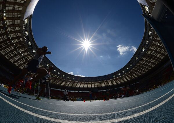 Спортсмен в предварительном забеге на 200 м среди мужчин на чемпионате мира по легкой атлетике в Москве Спортсмен в предварительном забеге на 200 м среди мужчин на чемпионате мира по легкой атлетике в Москве