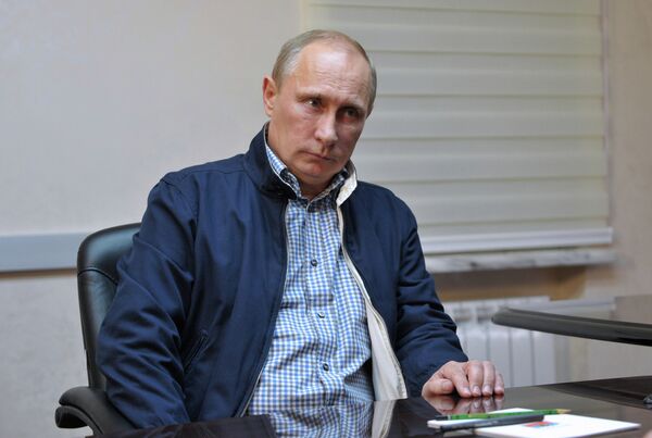 Владимир Путин во время встречи с губернатором Красноярского края Л. Кузнецовым в Красноярске Владимир Путин во время встречи с губернатором Красноярского края Л. Кузнецовым в Красноярске
