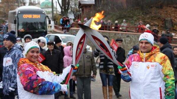Гимнасты и борцы пронесли огонь ОИ-2014 по левитановским местам в Плесе Гимнасты и борцы пронесли огонь ОИ-2014 по левитановским местам в Плесе