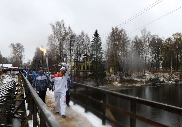 Факелоносец во время эстафеты олимпийского огня в поселке Олонец Республики Карелия Факелоносец во время эстафеты олимпийского огня в поселке Олонец Республики Карелия