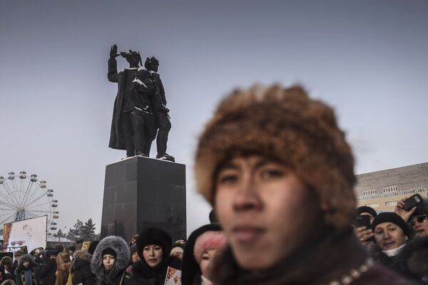 Жители Якутска у памятника комсомольцам 1920-х годов на Комсомольской площади во время эстафеты олимпийского огня Жители Якутска у памятника комсомольцам 1920-х годов на Комсомольской площади во время эстафеты олимпийского огня