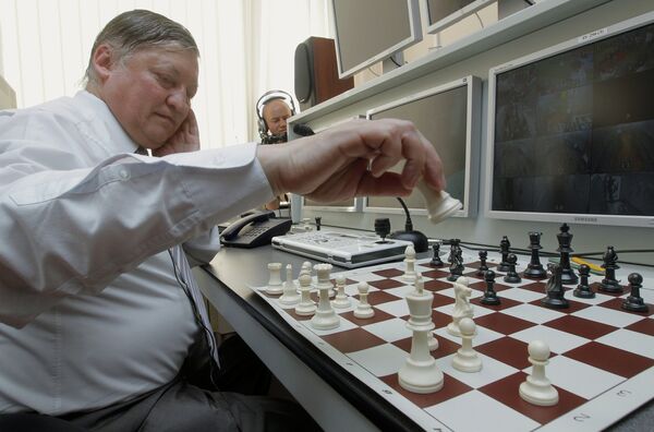 Анатолий Карпов сыграл в шахматы с будущими участниками проекта Марс-500 Анатолий Карпов сыграл в шахматы с будущими участниками проекта Марс-500