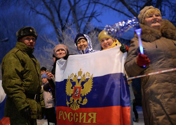 Зрители во время эстафеты олимпийского огня в Абакане в республике Хакасия Зрители во время эстафеты олимпийского огня в Абакане в республике Хакасия
