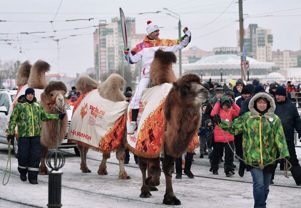 Факелоносец Виталий Гусев на верблюде Факелоносец Виталий Гусев на верблюде