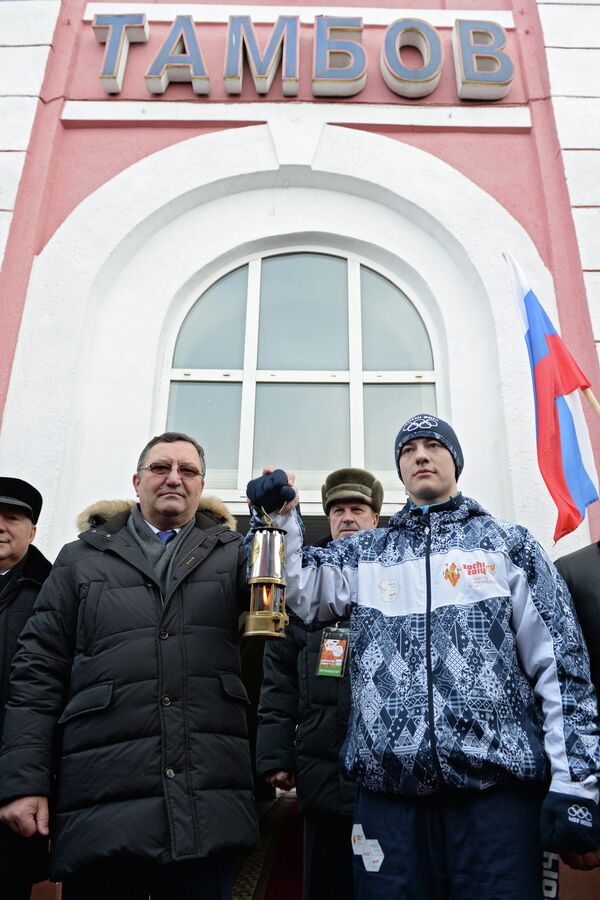Олег Бетин (слева) во время встречи Олимпийского огня Олег Бетин (слева) во время встречи Олимпийского огня