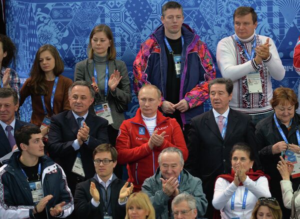 Президент России Владимир Путин во время посещения соревнований по фигурному катанию на XXII зимних Олимпийских играх в Сочи Президент России Владимир Путин во время посещения соревнований по фигурному катанию на XXII зимних Олимпийских играх в Сочи