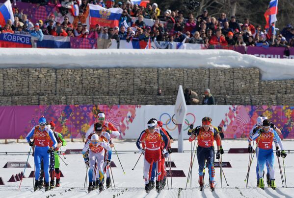 Спортсмены на старте эстафеты в соревнованиях по лыжным гонкам Спортсмены на старте эстафеты в соревнованиях по лыжным гонкам