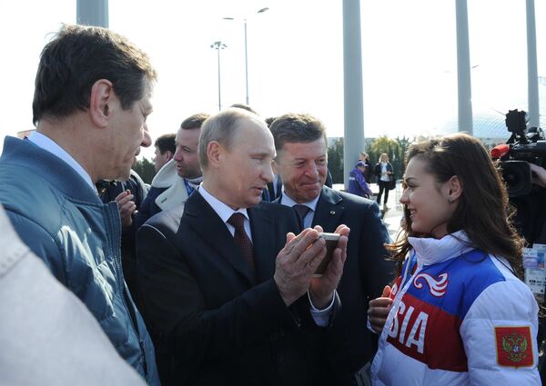 Владимир Путин (в центре), Александр Жуков, Аделина Сотникова и заместитель председателя правительства РФ Дмитрий Козак Владимир Путин (в центре), Александр Жуков, Аделина Сотникова и заместитель председателя правительства РФ Дмитрий Козак