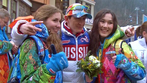 Болельщики с цветами встречали паралимпийских чемпионов на улице в Сочи Болельщики с цветами встречали паралимпийских чемпионов на улице в Сочи