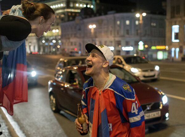 Болельщики празднуют победу сборной России по хоккею Болельщики празднуют победу сборной России по хоккею