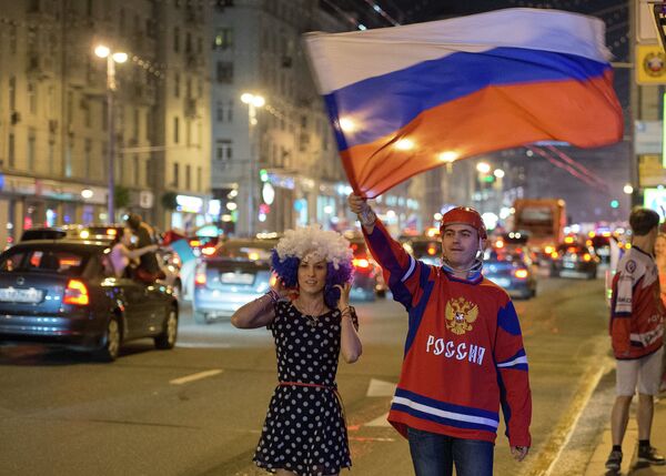 Болельщики празднуют победу сборной России по хоккею Болельщики празднуют победу сборной России по хоккею