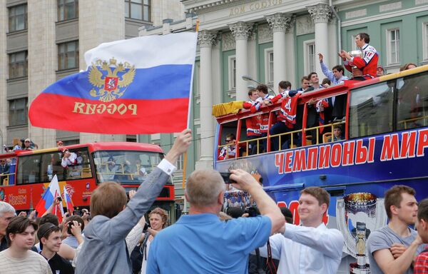 Болельщики приветствуют российских хоккеистов во время торжественных мероприятий по случаю победы на чемпионате мира по хоккею 2014 Болельщики приветствуют российских хоккеистов во время торжественных мероприятий по случаю победы на чемпионате мира по хоккею 2014