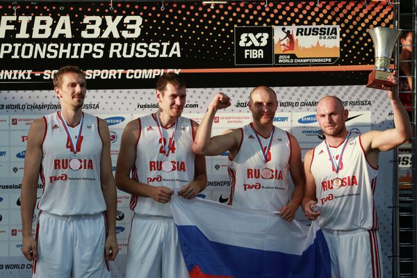 Игроки сборной России, занявшие третье место на чемпионате мира по баскетболу 3х3 среди мужчин, во время церемонии награждения. Игроки сборной России, занявшие третье место на чемпионате мира по баскетболу 3х3 среди мужчин, во время церемонии награждения.