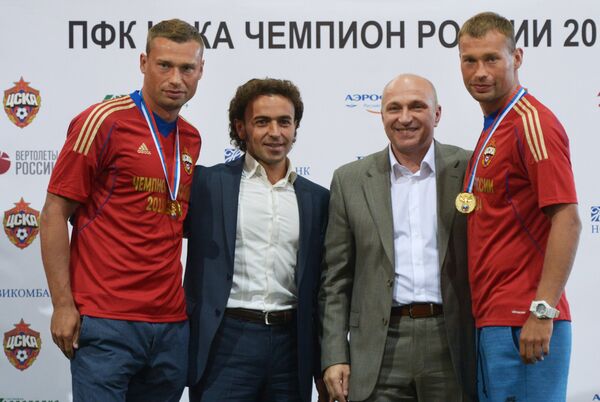 Защитник ПФК ЦСКА Алексей Березуцкий, генеральный директор ФК ЦСКА Роман Бабаев, исполнительный директор Российской футбольной Премьер-Лиги Сергей Чебан и защитник ПФК ЦСКА Василий Березуцкий (слева направо) Защитник ПФК ЦСКА Алексей Березуцкий, генеральный директор ФК ЦСКА Роман Бабаев, исполнительный директор Российской футбольной Премьер-Лиги Сергей Чебан и защитник ПФК ЦСКА Василий Березуцкий (слева направо)