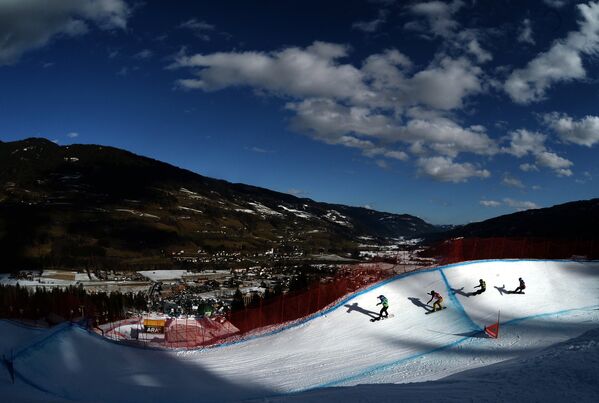 Спортсмены в 1/8 финала на соревнованиях по сноуборд-кроссу на чемпионате мира в Крайшберге Спортсмены в 1/8 финала на соревнованиях по сноуборд-кроссу на чемпионате мира в Крайшберге