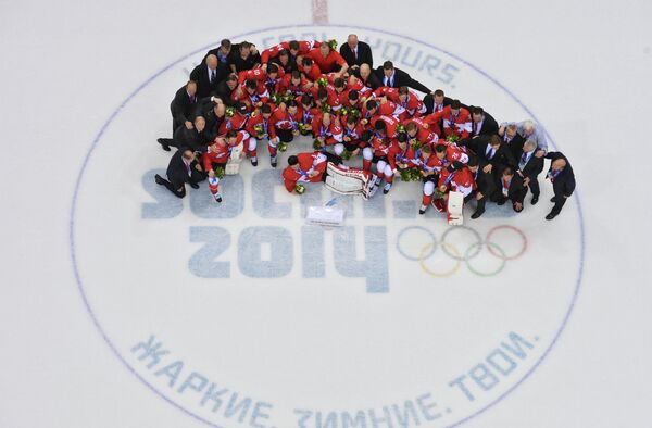 Хоккеисты сборной Канады после победы в финале турнира на ОИ-2014 Хоккеисты сборной Канады после победы в финале турнира на ОИ-2014