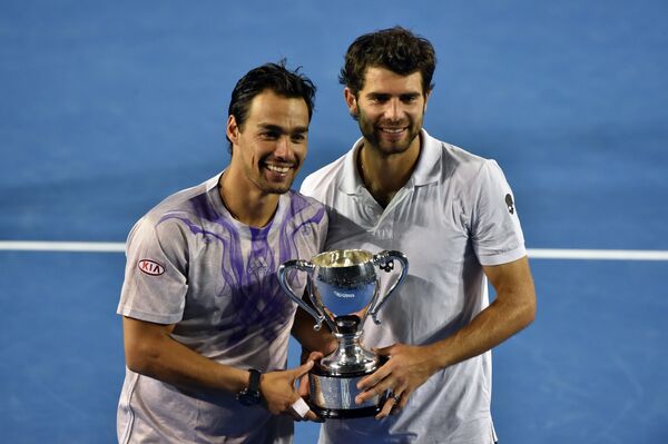 Симоне Болелли и Фабио Фоньини с трофеем Australian Open-2015 Симоне Болелли и Фабио Фоньини с трофеем Australian Open-2015