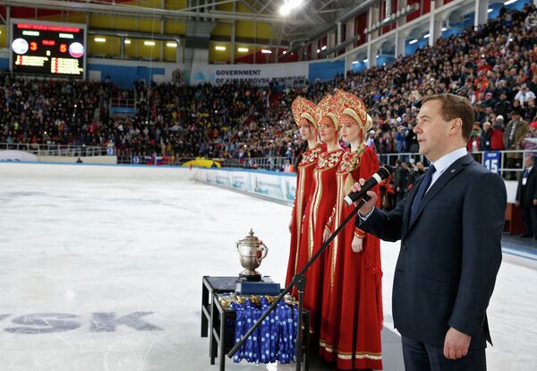 4 апреля 2015. Председатель правительства России Дмитрий Медведев поздравляет сборную России по хоккею с мячом 4 апреля 2015. Председатель правительства России Дмитрий Медведев поздравляет сборную России по хоккею с мячом