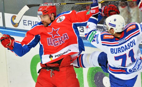 Форвард ЦСКА Евгений Коротков (слева) и нападающий СКА Антон Бурдасов Форвард ЦСКА Евгений Коротков (слева) и нападающий СКА Антон Бурдасов