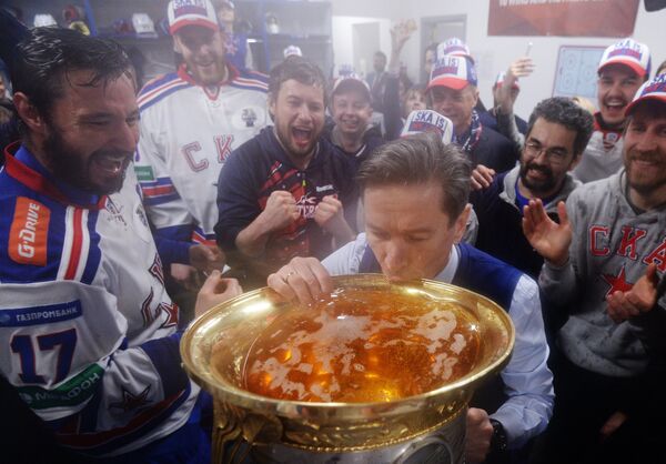 Капитан СКА Илья Ковальчук (слева) и главный тренер СКА Вячеслав Быков (в центре). Капитан СКА Илья Ковальчук (слева) и главный тренер СКА Вячеслав Быков (в центре).