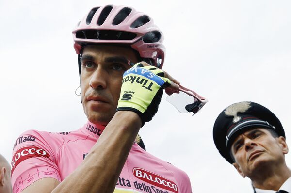 Велогонщик Tinkoff-Saxo Альберто Контадор перед стартом 7-го этапа Джиро Велогонщик Tinkoff-Saxo Альберто Контадор перед стартом 7-го этапа Джиро