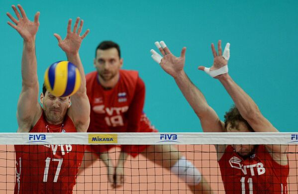 Волейболисты сборной России Максим Михайлов, Андрей Ащев (на первом плане слева направо), Павел Мороз Волейболисты сборной России Максим Михайлов, Андрей Ащев (на первом плане слева направо), Павел Мороз