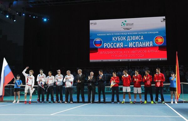 Сборная России (слева) и сборная Испании Сборная России (слева) и сборная Испании