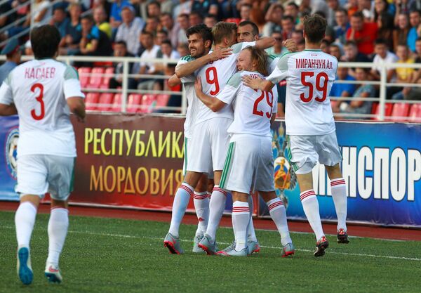 Игроки Локомотива радуются забитому голу Игроки Локомотива радуются забитому голу