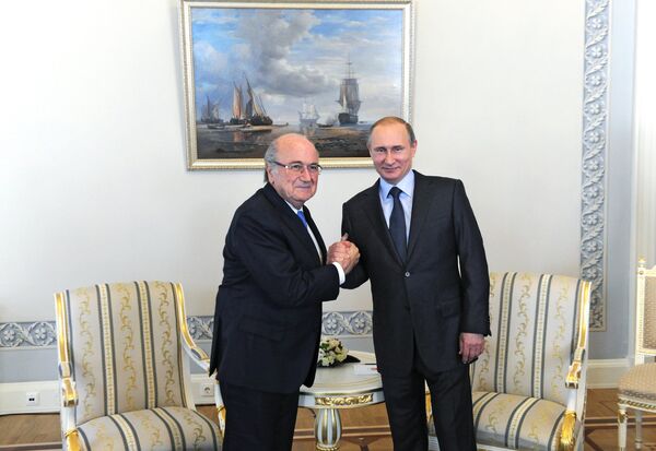 Владимир Путин (справа) и Йозеф Блаттер Владимир Путин (справа) и Йозеф Блаттер