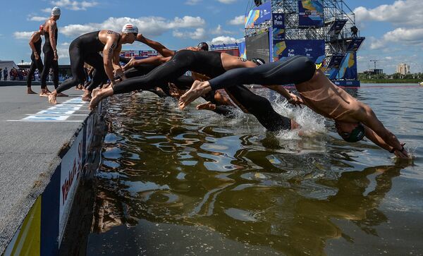 Спортсмены на старте дистанции 10 км на открытой воде среди мужчин на XVI чемпионате мира по водным видам спорта в Казани Спортсмены на старте дистанции 10 км на открытой воде среди мужчин на XVI чемпионате мира по водным видам спорта в Казани