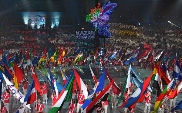 Парад флагов на церемонии закрытия XVI чемпионата мира по водным видам спорта в Казани Парад флагов на церемонии закрытия XVI чемпионата мира по водным видам спорта в Казани