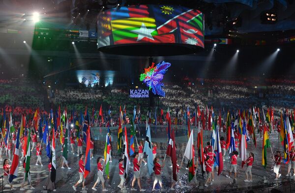 Парад флагов на церемонии закрытия XVI чемпионата мира по водным видам спорта в Казани Парад флагов на церемонии закрытия XVI чемпионата мира по водным видам спорта в Казани