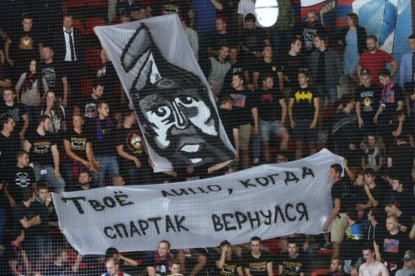 Зрители во время матча регулярного чемпионата Континентальной хоккейной лиги между ХК ЦСКА (Москва) и ХК Спартак (Москва) Зрители во время матча регулярного чемпионата Континентальной хоккейной лиги между ХК ЦСКА (Москва) и ХК Спартак (Москва)