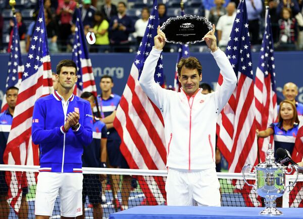 Новак Джокович (слева) и Роджер Федерер во время церемонии награждения US Open-2015 Новак Джокович (слева) и Роджер Федерер во время церемонии награждения US Open-2015