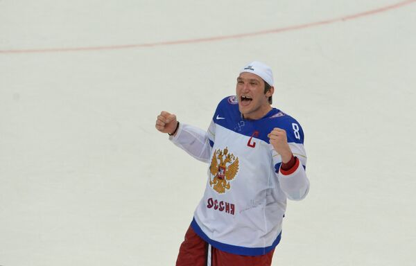 Нападающий сборной России Александр Овечкин радуется победе в финальном матче чемпионата мира по хоккею 2014 года в Минске Нападающий сборной России Александр Овечкин радуется победе в финальном матче чемпионата мира по хоккею 2014 года в Минске