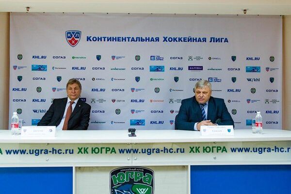 Главные тренеры ХК Амур Сергей Шепелев и ХК Югра Павел Езовских (слева направо) Главные тренеры ХК Амур Сергей Шепелев и ХК Югра Павел Езовских (слева направо)