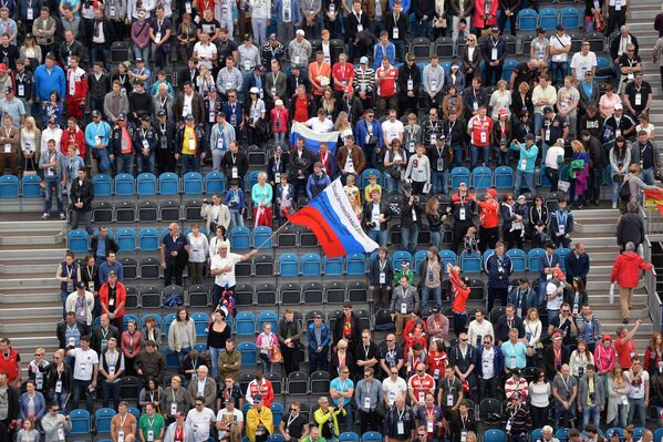 Болельщики во время гонки на российском этапе чемпионата мира по кольцевым автогонкам в классе Формула-1 Болельщики во время гонки на российском этапе чемпионата мира по кольцевым автогонкам в классе Формула-1