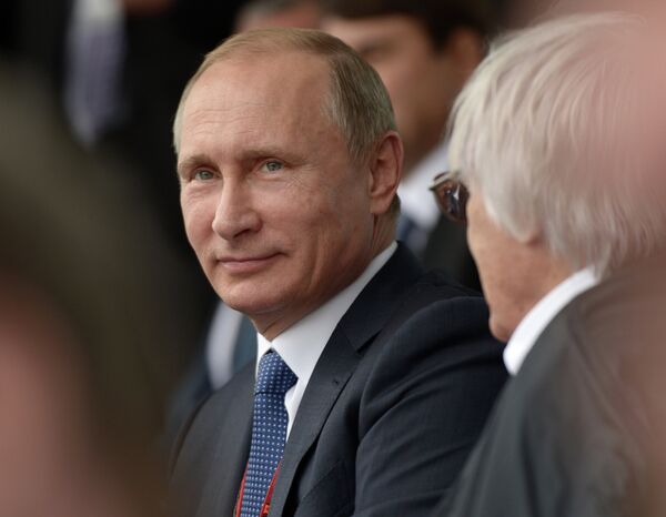 Президент России Владимир Путин (слева) и генеральный промоутер Формулы-1 Берни Экклстоун на Гран-при России в Сочи Президент России Владимир Путин (слева) и генеральный промоутер Формулы-1 Берни Экклстоун на Гран-при России в Сочи