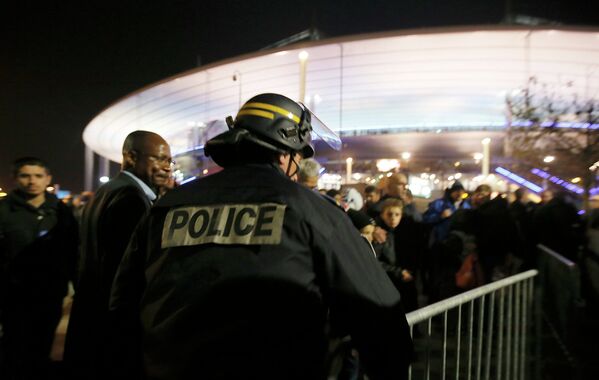 Последствия взрыва в непосредственной близости от стадиона Stade de France Последствия взрыва в непосредственной близости от стадиона Stade de France