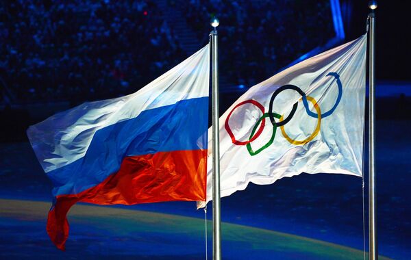 Поднятие российского флага во время церемонии закрытия Олимпийских игр Поднятие российского флага во время церемонии закрытия Олимпийских игр