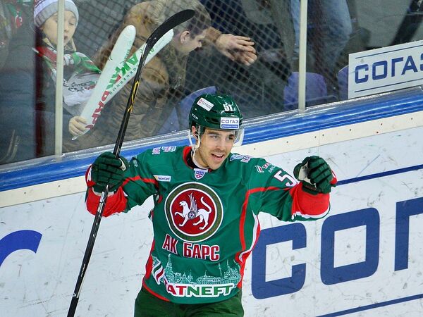 Форвард Ак Барса Джастин Азеведо Форвард Ак Барса Джастин Азеведо