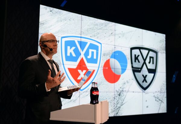 Президент Континентальной хоккейной лиги (КХЛ) Дмитрий Чернышенко и логотип лиги Президент Континентальной хоккейной лиги (КХЛ) Дмитрий Чернышенко и логотип лиги