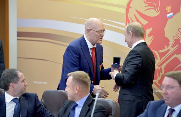 Владимир Путин (справа на втором плане) и Владимир Петров (слева на втором плане) Владимир Путин (справа на втором плане) и Владимир Петров (слева на втором плане)